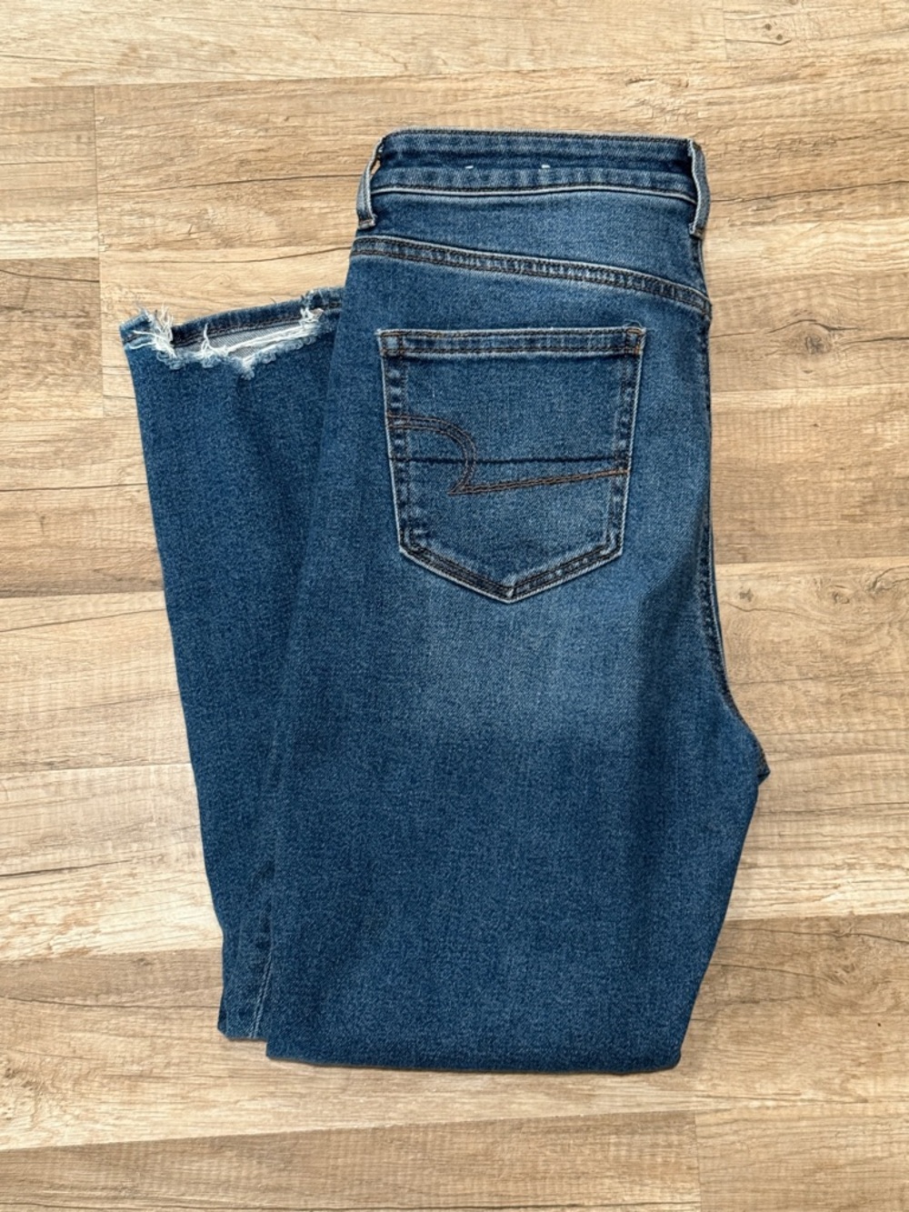 American Eagle dark blue distressed straight mom jeans 8 short